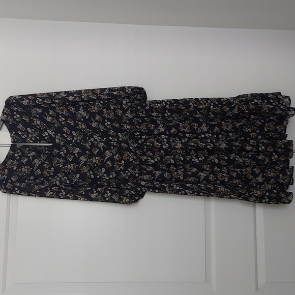 ASTR THE LABEL NEW Chiffon Floral V-Neck Midi Dress in Black Medium - Picture 7 of 8